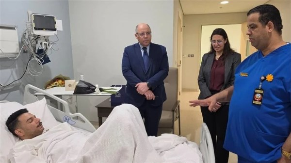 سفير مصر بالكويت يزور مواطنًا مصابًا ويؤكد متابعة حالة المصريين بعد أحداث مطار الكويت