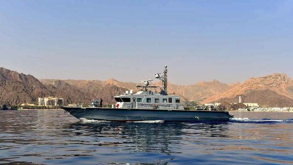رويترز: تعليق عمليات التحميل بمحطة نفطية قرب مسقط بعد انفجار ناتج عن هجوم بطائرة مسيرة