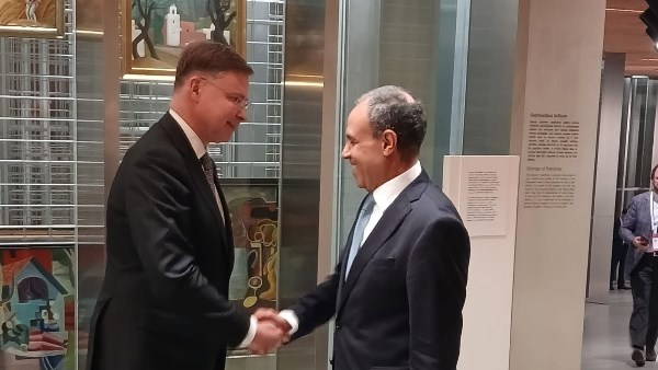 وزير الخارجية يلتقي المفوض الأوروبي للاقتصاد لبحث تعزيز الشراكة الاستراتيجية بين مصر والاتحاد الأوروبي