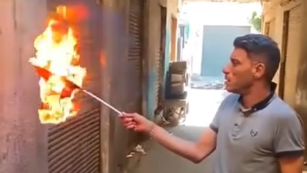 الداخلية تفحص فيديو لشاب يحرق العلم المصري وتكثف التحريات لتحديد هويته 