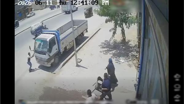 خلاف على مكان سيارة مأكولات ينتهى بتحطيم سيارة نقل فى المج
