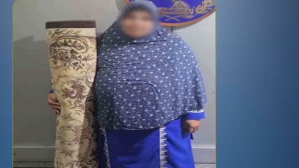 سيدة تسرق سجادة من أمام مغسلة.. والكاميرات تفضحه