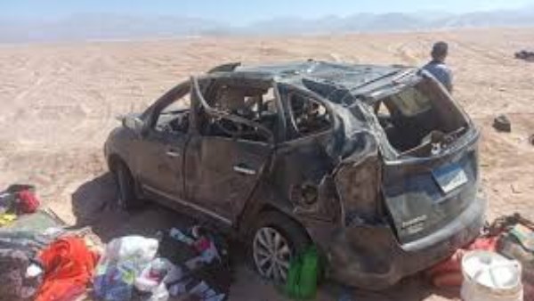 مصرع طبيب وأبنائه الثلاثة في حادث انقلاب سيارة على الطريق الصحراوي الشرقي بالمنيا 
