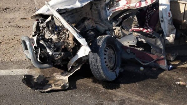 إصابة سائقين في تصادم سيارة نقل ثقيل وربع نقل بطريق قفط القصير في قنا