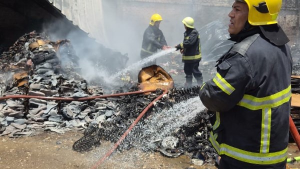 السيطرة على حريق داخل مصنع بالأميرية دون إصابات والحماية المدنية تسيطر على النيران بالكامل