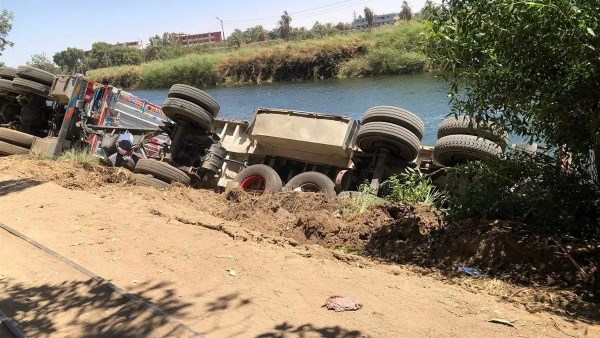 انقلاب تريلا وسقوطها في ترعة الرمادي بالأقصر دون إصابات بشرية 