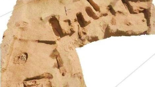 كشف أثري جديد بجبل الطير بالمنيا يضم مقبرتين من العصر العتيق ودفنات من عصور مختلفة