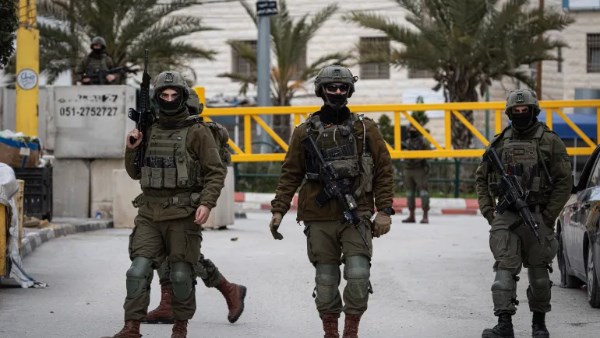 استشهاد طفل وفتى برصاص الاحتلال في الخليل وإصابة فلسطينيين خلال اقتحامات بالضفة