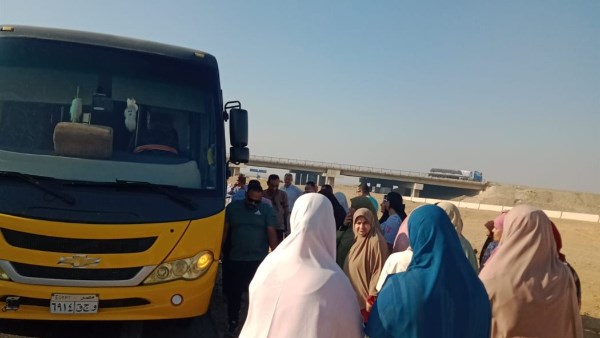 نجاة 33 معلمًا ومعلمة من بني سويف بعد انفجار إطار أتوبيس على الطريق الصحراوي أثناء التوجه لامتحانات الثانوية العامة 