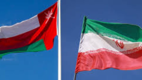 طهران وعُمان تبحثان إدارة مضيق هرمز وواشنطن تمنح ترخيصًا لبيع النفط الإيراني