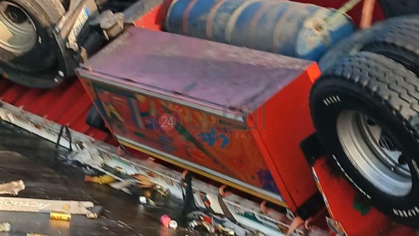 إصابة 6 أشخاص في حادث انقلاب تريلا محملة بالمشروبات الغازية بالشرفية  