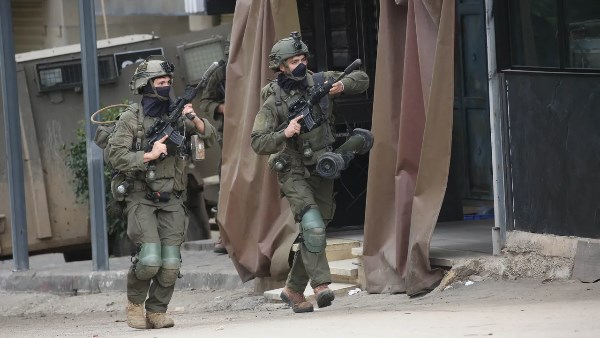 استشهاد شاب فلسطيني وإصابات واعتقالات في غزة والضفة وسط تصعيد إسرائيلي مستمر