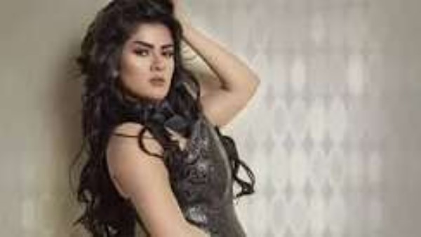 حبس الفنانة ياسمينا المصري شهرًا مع الشغل والنفاذ، وتغريمها 15 ألف جنيه في قضية سب وقذف أشرف زكي