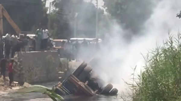 إصابة سائق في حادث انقلاب سيارة نقل داخل ترعة بالصف.. ونقله إلى المستشفى