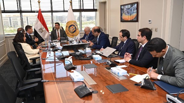 وزير الصناعة يبحث مع شنايدر إلكتريك التوسع في مصر وزيادة المكون المحلي إلى 85% 