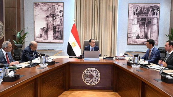 رئيس الوزراء يوجه بسرعة استكمال إجراءات مبادرة الطاقة الشمسية