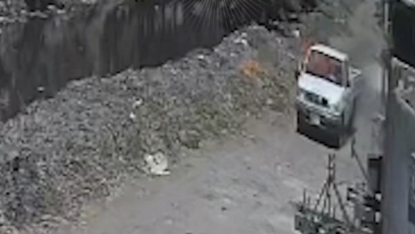 لقطة من موقع الحادث خلال لحظة الاعتداء على رئيسة الوحدة المحلية"