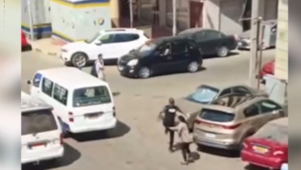 فيديو صادم ببورسعيد.. عاطل يعتدي على طليقته في الشارع