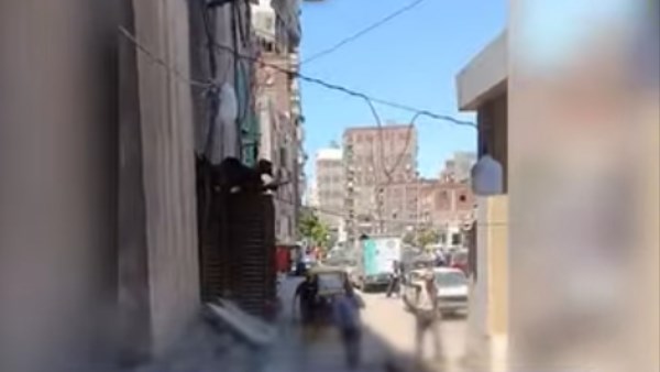 ضبط عاطلين هددوا جارهم بسلاح أبيض وعصا خشبية"