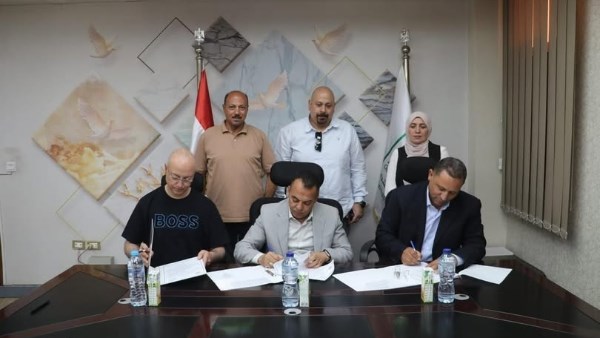 جانب من توقيع اليوم 