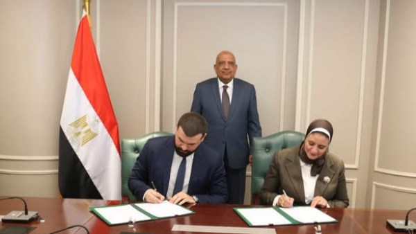 جانب من التوقيع