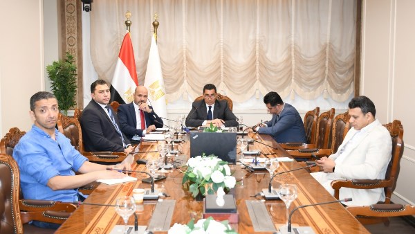 وزير الشباب والرياضة يلتقي مسؤولي شركة دافينج الصينية لتوطين الصناعة بالمجال الرياضي