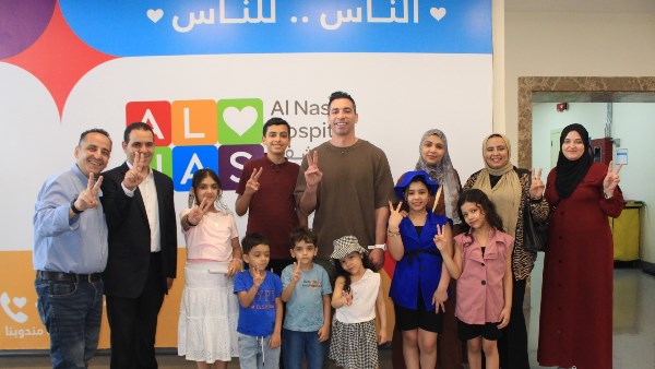 أحمد الأحمر أسطورة كرة اليد خلال زيارة مستشفى الناس