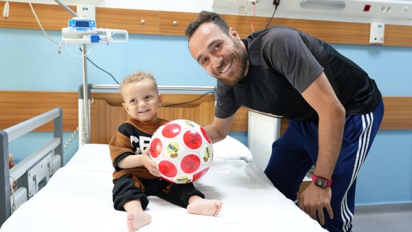 محمد عنتر لاعب الزمالك السابق خلال زيارة مستشفى الناس