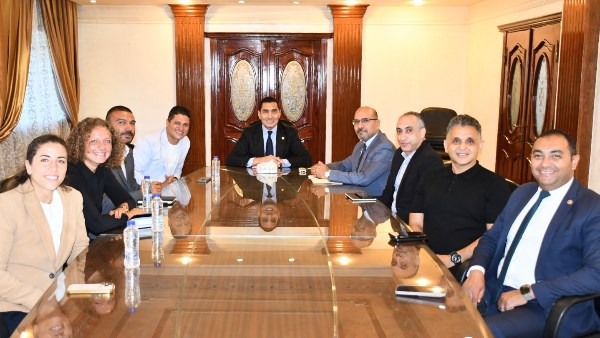 وزير الشباب والرياضة مع رئيس شركة "I events"