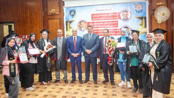 رئيس جامعة اسوان يتوسط الخريجين 