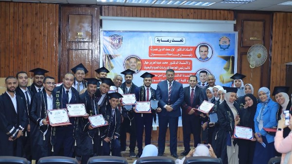 صورة تذكارية للخريجين 