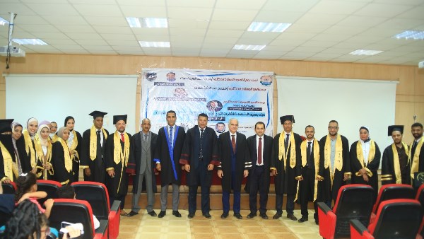 صورة تذكارية مع الباحثين 