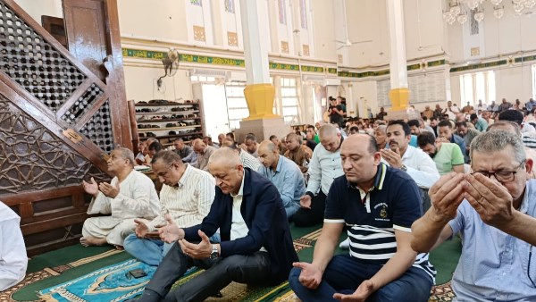 محافظ الأقصر يؤدي صلاة الجمعة