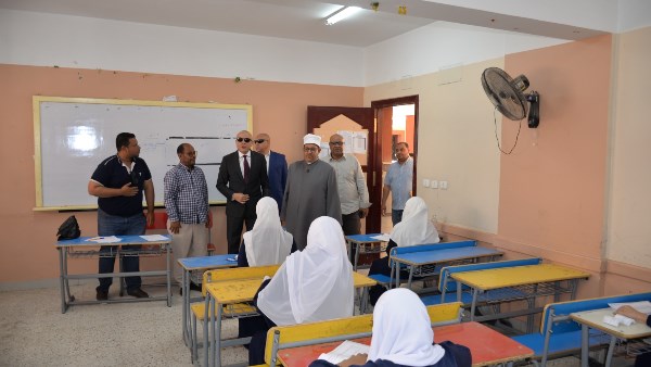 محافظ الأقصر يتفقد لجان الثانوية الأزهرية