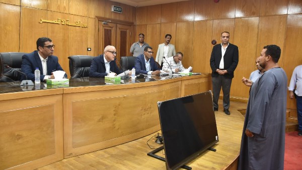 محافظ الأقصر خلال لقاء اليوم المفتوح 