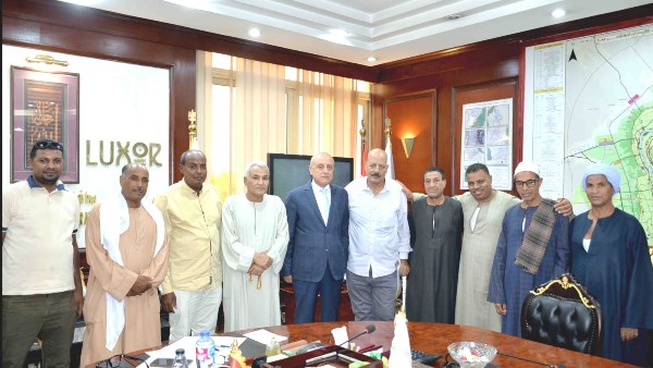 محافظ الاقصر يستقبل أهالي القرنة 