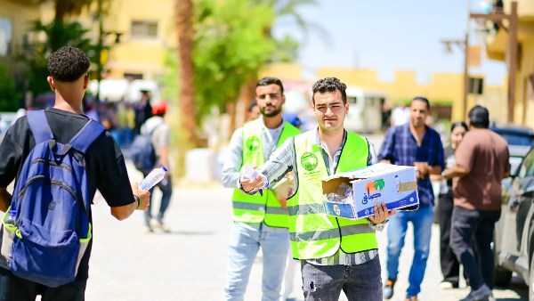 توزيع المياه والعصائر علي طلاب الثانوية العامة