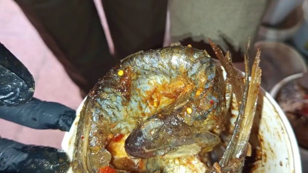 ضبط منتجات غذائية فاسدة بالأقصر
