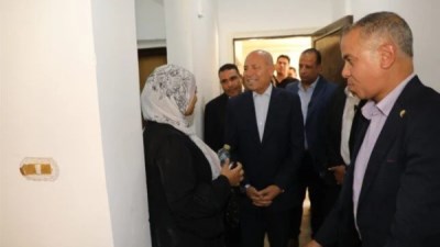 محافظ القاهرة يزور الأسر المتضررة من حريق منشأة ناصر