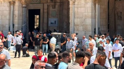 رغم القيود.. الآلاف يؤدون صلاة الجمعة في رحاب المسجد الأقصى المبارك