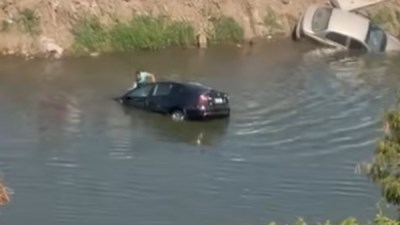 قفز دون تردد.. شاب من إبشواي ينقذ أسرة من الغرق بعد سقوط سيارتهم في الترعة