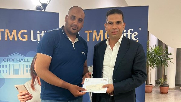 عامل دليفري الرحاب يتسلّم المكافأة الشخصية التي أعلنها هشام طلعت مصطفى