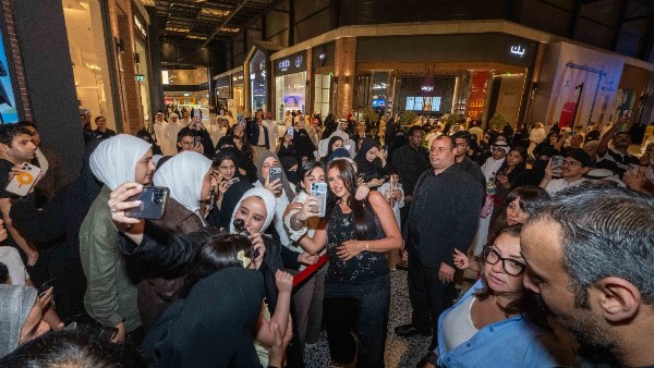 ياسمين عبد العزيز وأحمد السقا يشعلان الكويت.. زحام جماهيري غير مسبوق في العروض الخاصه