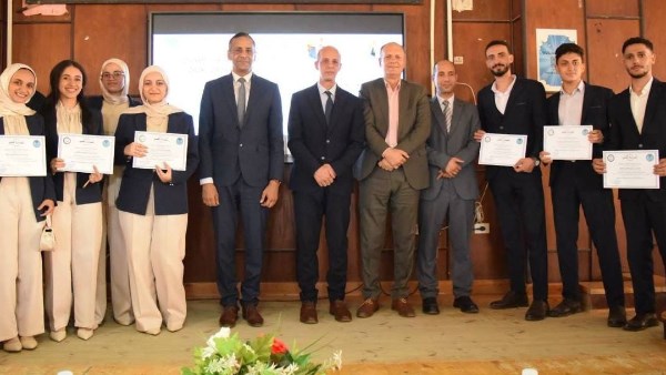 طلاب مشروع التخرج مع رئيس الجامعة وعميد الكلية