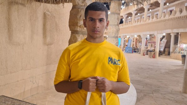 عمر ابن الفيوم يتحدى الإعاقة بالفن والإبداع