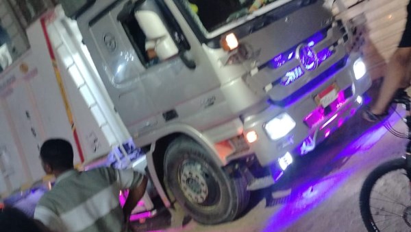مصرع شخص إثر انقلاب تريلا فوق سيارة ملاكي 