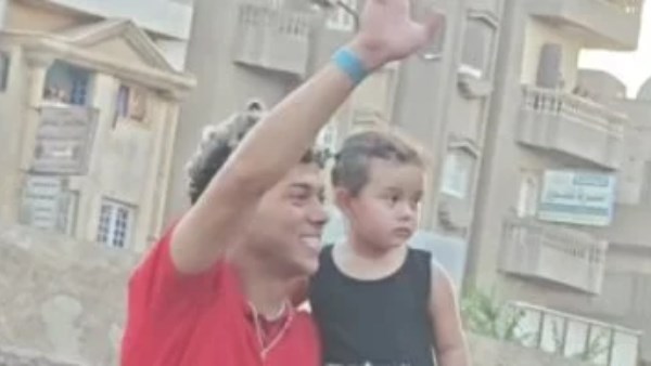  إمام عاشور على الأعناق