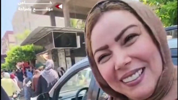 أم تنتظر ابنتها 