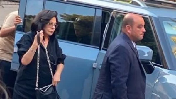 إسعاد يونس تشارك في عزاء الموسيقار هاني شنودة