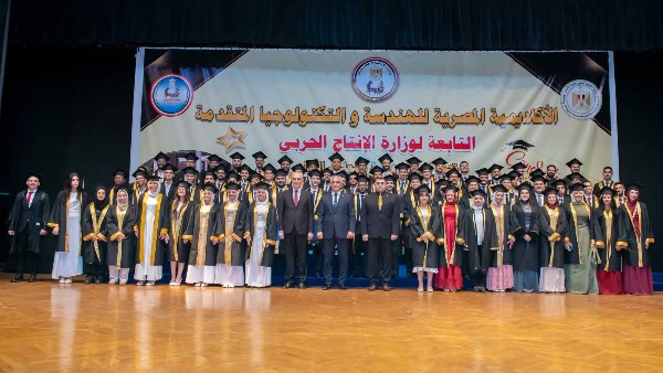 وزير الإنتاج الحربي يشهد تخرج الدفعة السابعة من أكاديمية الهندسة والتكنولوجيا